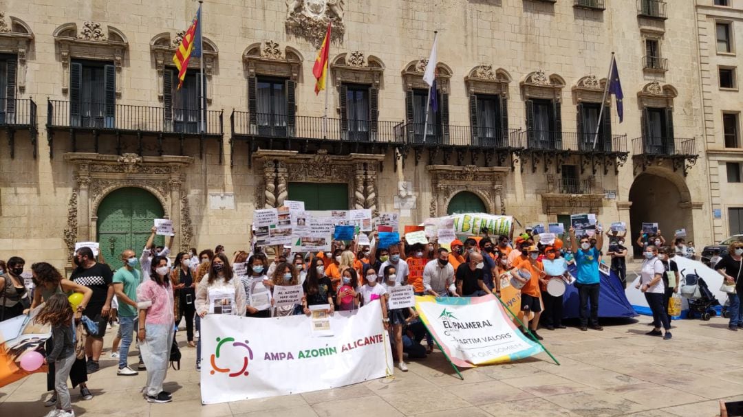 Concentración de las AMPAS en la Plaza del Ayuntamiento de Alicante