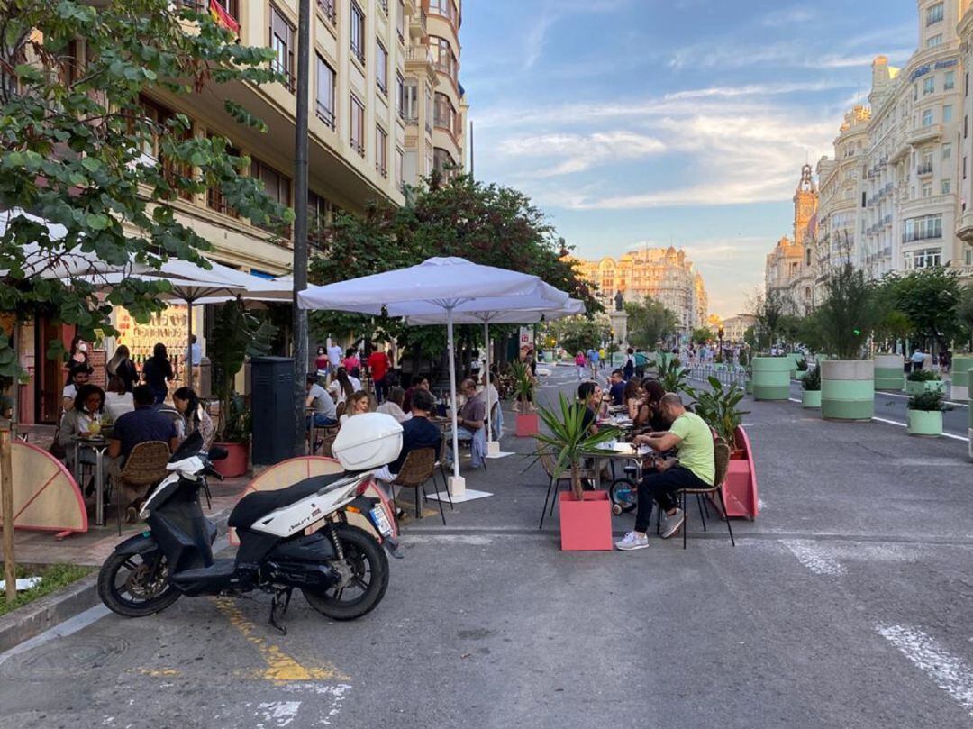 Muchos locales bajan sus terrazas en la Plaza del Ayuntamiento de València