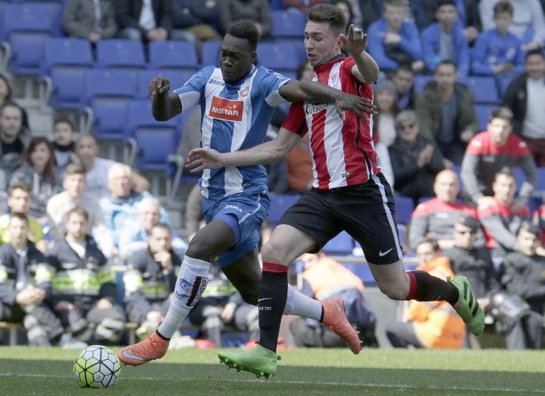 Laporte lucha con Caicedo en un partido de Liga.