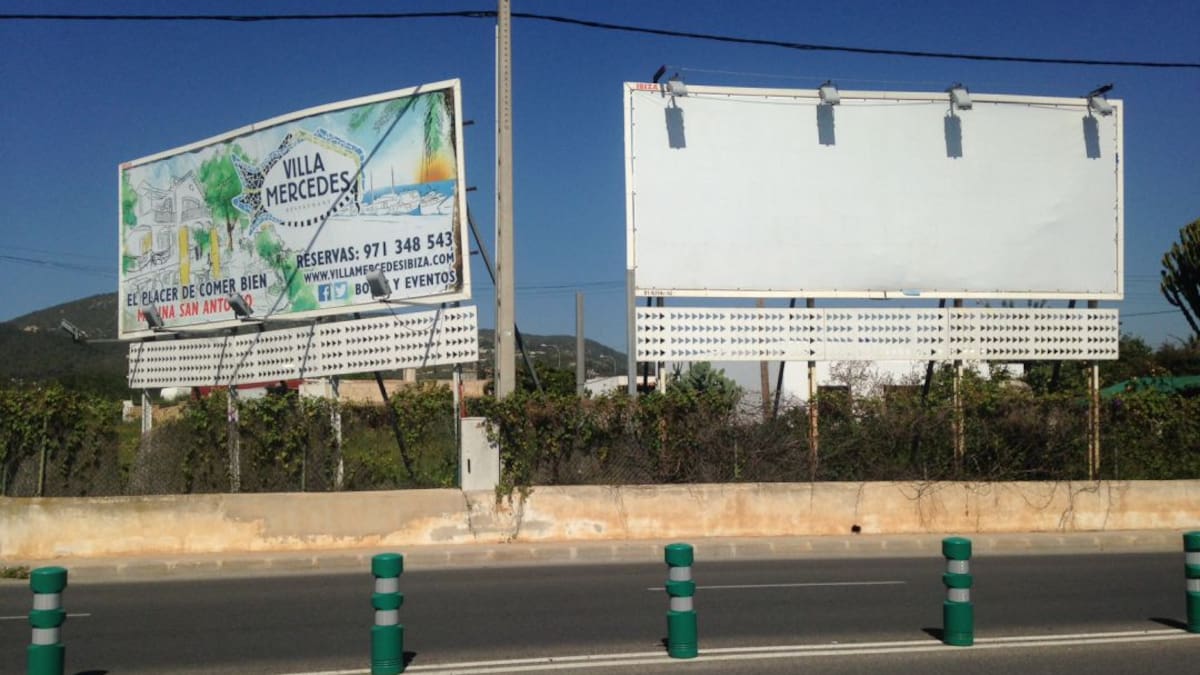 Medio centenar de expedientes abiertos contra vallas publicitarias ilegales