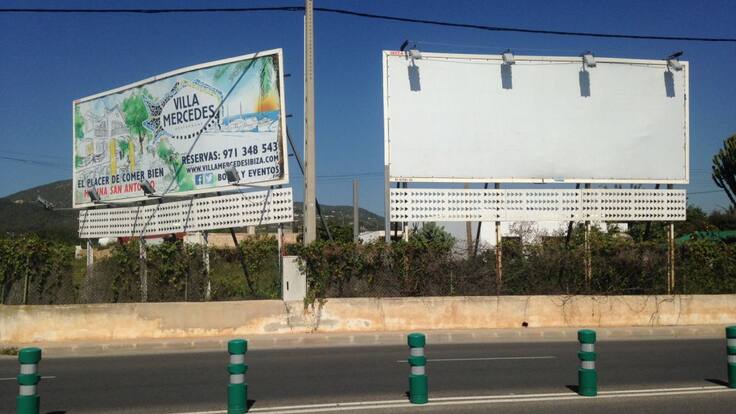 Medio centenar de expedientes abiertos contra vallas publicitarias ilegales