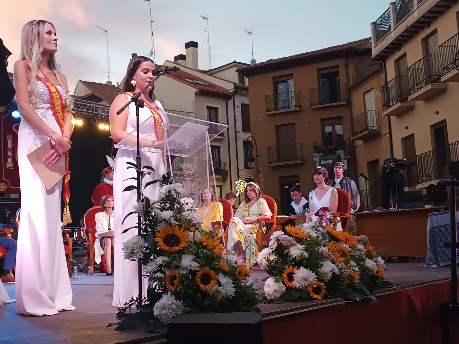 Alba del Val (dcha) Itziar Izaguirre (izda) reina y reina senior de las fiestas de Aranda 2024