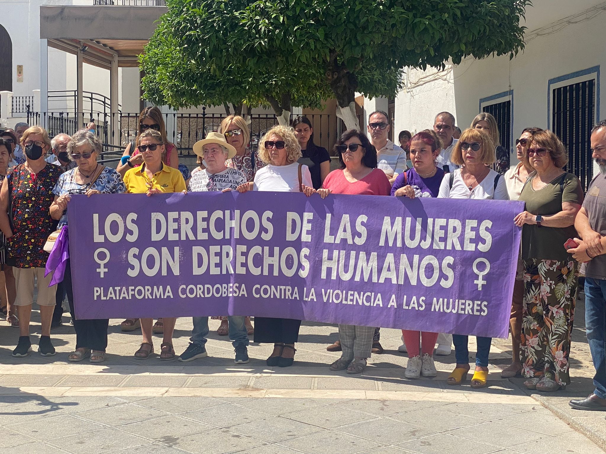 Representantes de la Plataforma contra la Violencia de Género y de colectivos de Montemayor, en la concentración de este lunes por el asesinato de una joven de 26 años.