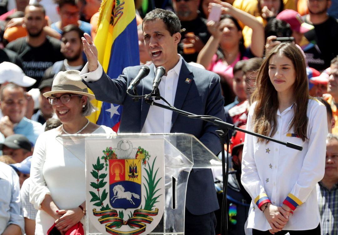 El jefe del Parlamento venezolano, Juan Guaidó, junto a su madre, Norka Márquez, y su mujer Fabiana Rosales