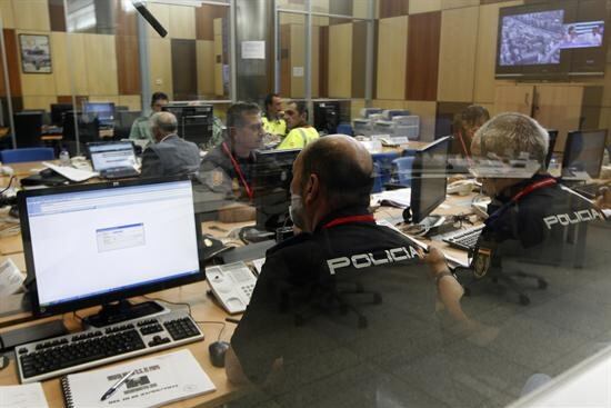 Agentes trabajando en el Centro de Coordinación Operativa creado para la visita del Papa