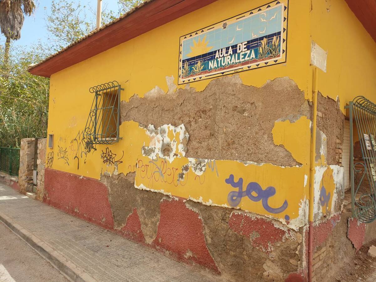 MC denuncia el "abandono" de Los Urrutias ante la llegada del verano