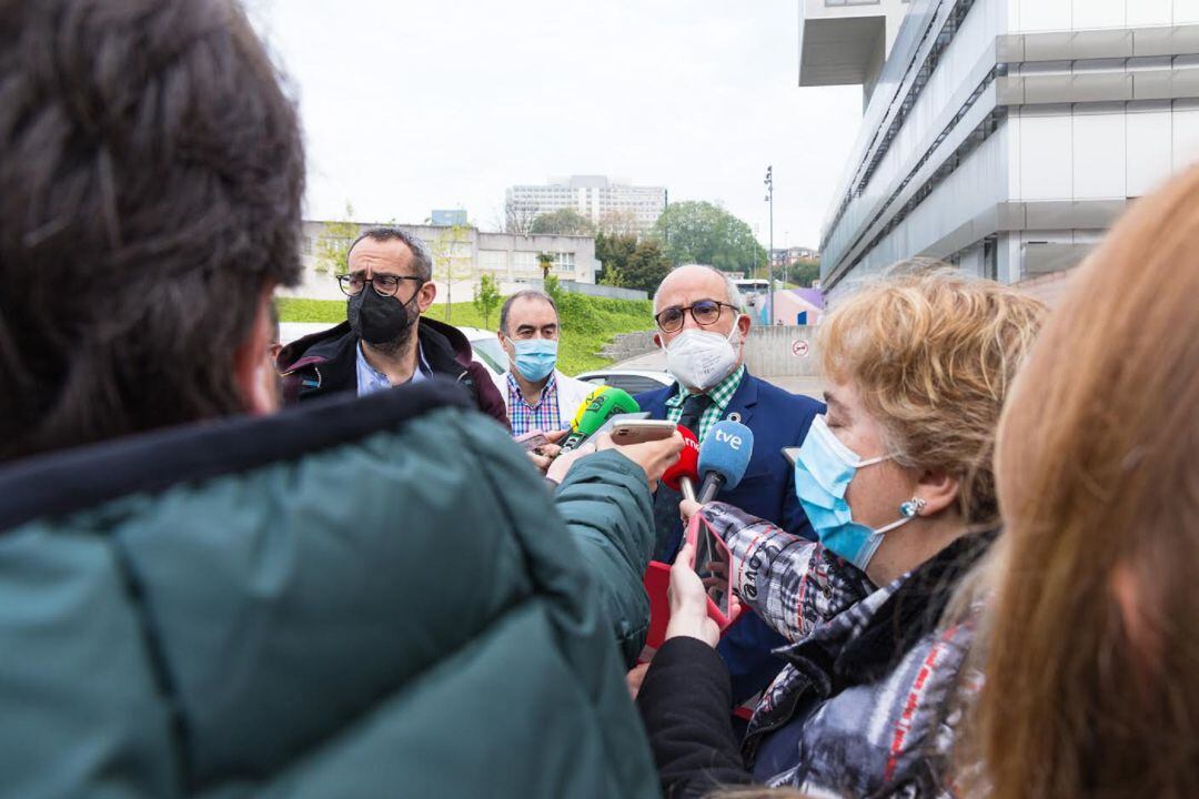 El consejero de Sanidad, Miguel Rodríguez atiende a los medios en Valdecilla