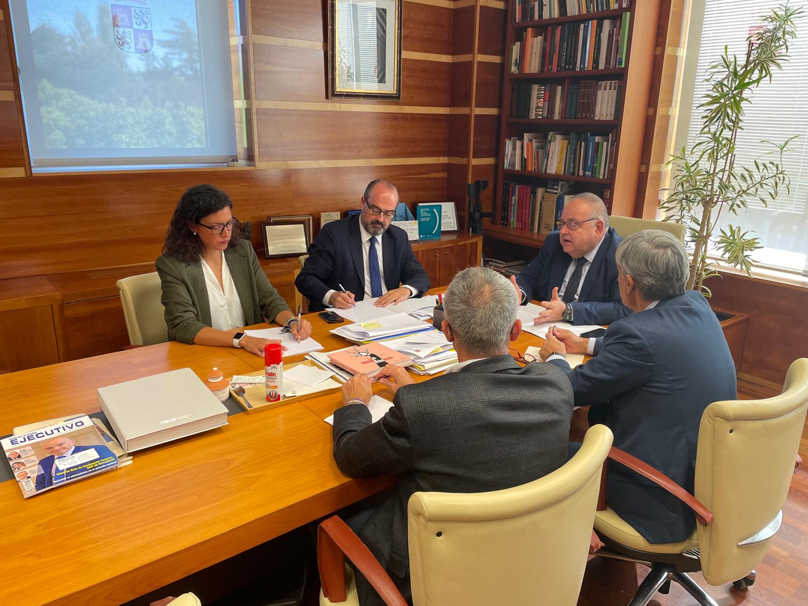 El consejero de Sanidad de la Junta,  Alejandro Vázquez en la reunión con el alcalde de Ponferrada