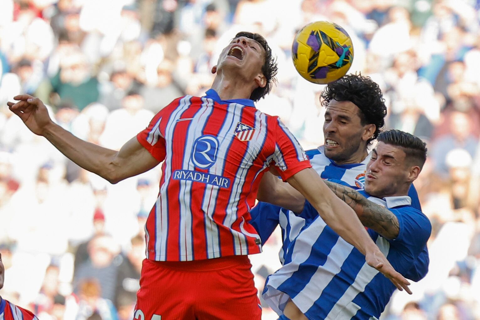 El defensa del Atlético de Madrid Robin Le Normand y el defensa del RCD Espanyol Leandro Cabrera, durante un lance del juego