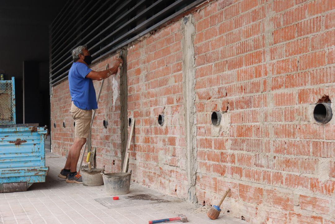 El silencio de la Conselleria obliga al consistorio a asumir desperfectos en el CEIP Miralcamp a fondo perdido