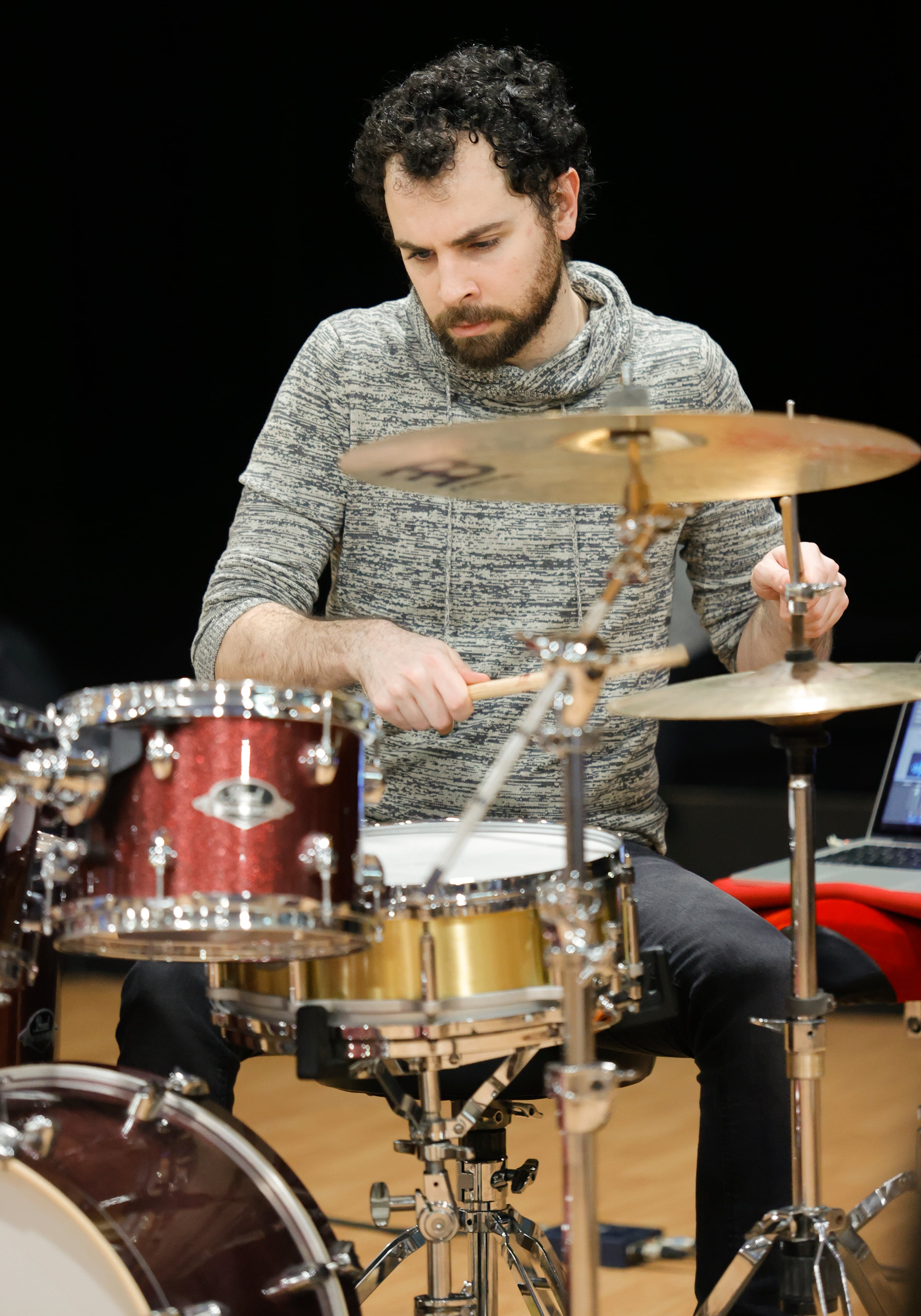 NARÓN  (A CORUÑA), 27/01/2023.- El músico Miguel Lamas imparte una clase en el auditorio de Narón. Miguel Lamas, natural de Fene y uno de los músicos de confianza de artistas como Dani Martín o Pablo Alborán en sus giras, regresa a su comarca para ofrecer una clase magistral mientras ultima su nuevo trabajo discográfico en solitario. EFE/ Kiko Delgado