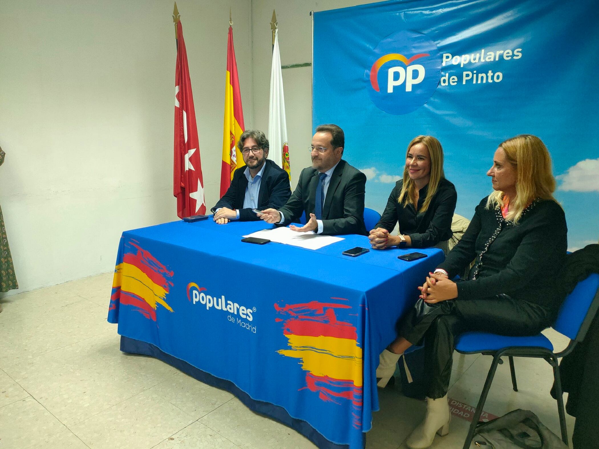 El portavoz del PP en Pinto (izquierda), a su lado el viceconsejero de Asistencia Sanitaria y Salud Pública de la Comunidad de Madrid, la presidenta del PP pinteño y una diputada popular regional, durante el acto del partido celebrado en Pinto.