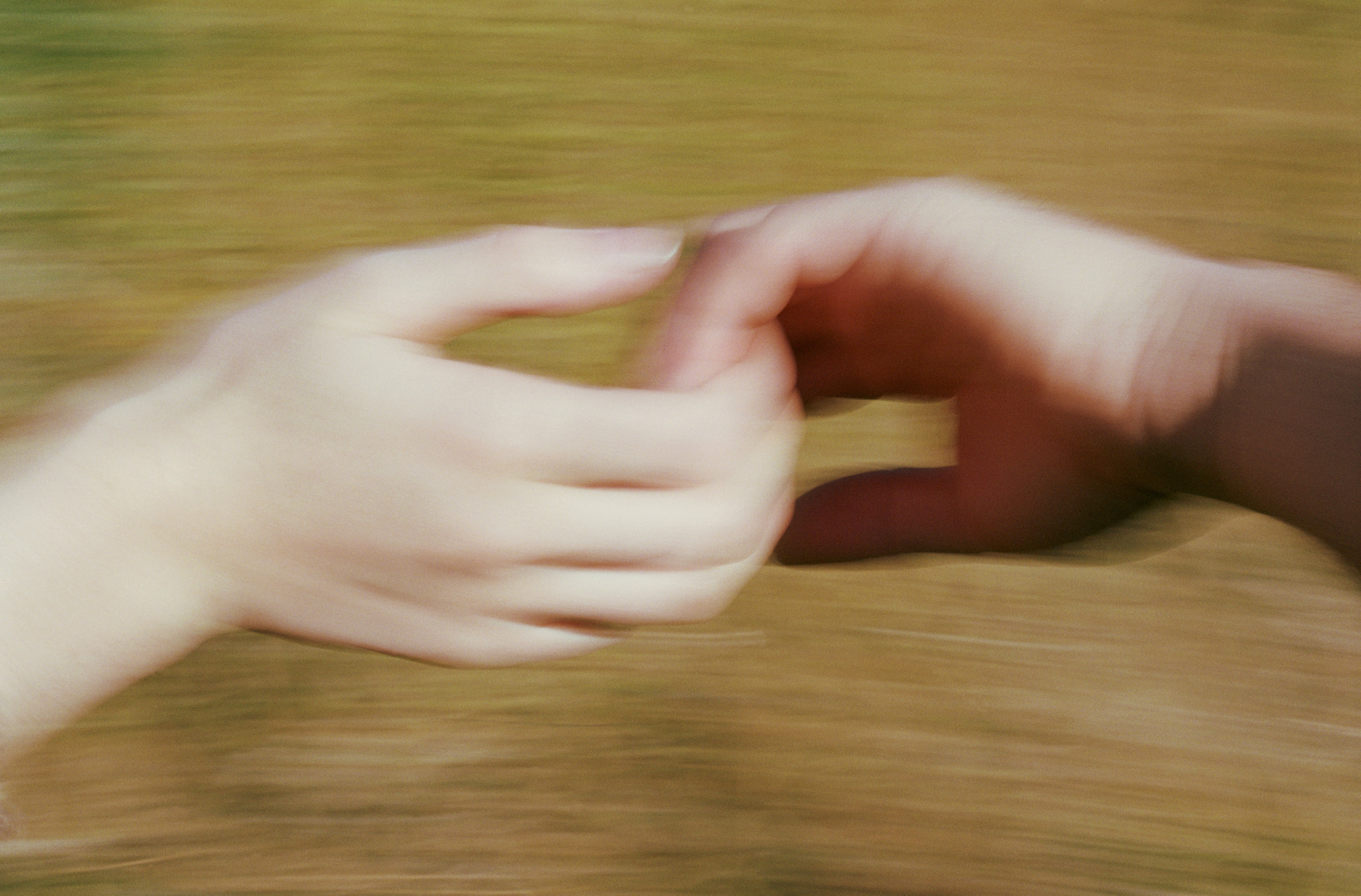 Una pareja se da la mano.