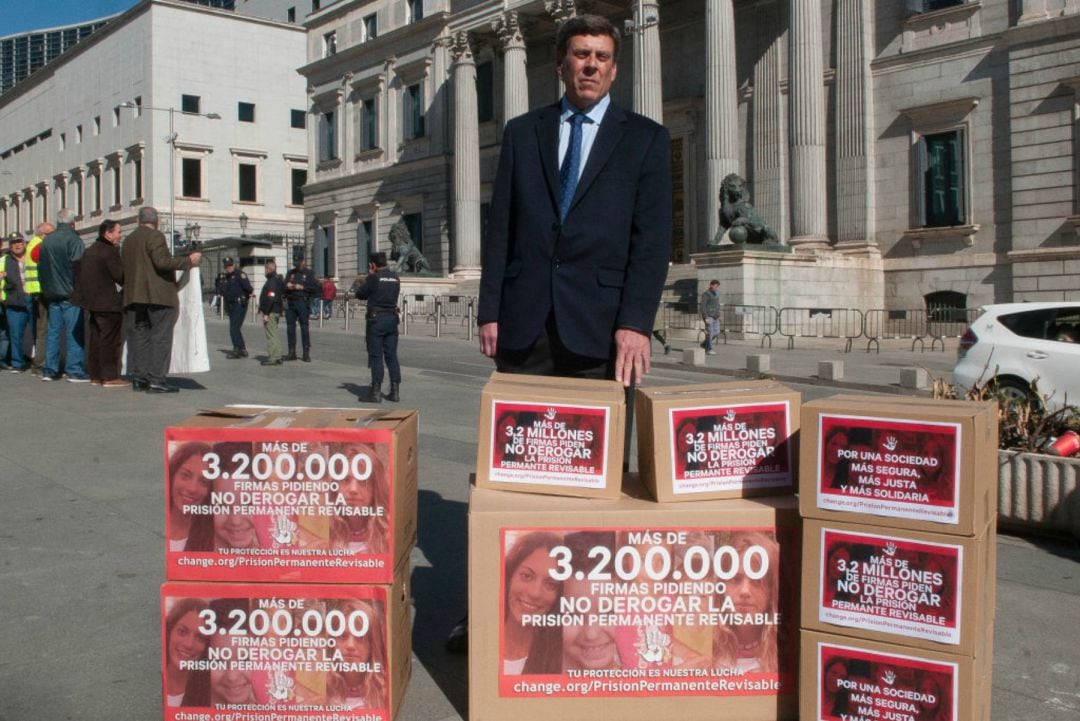 El padre de Diana Quer, frente al Congreso, en una imagen de archivo.