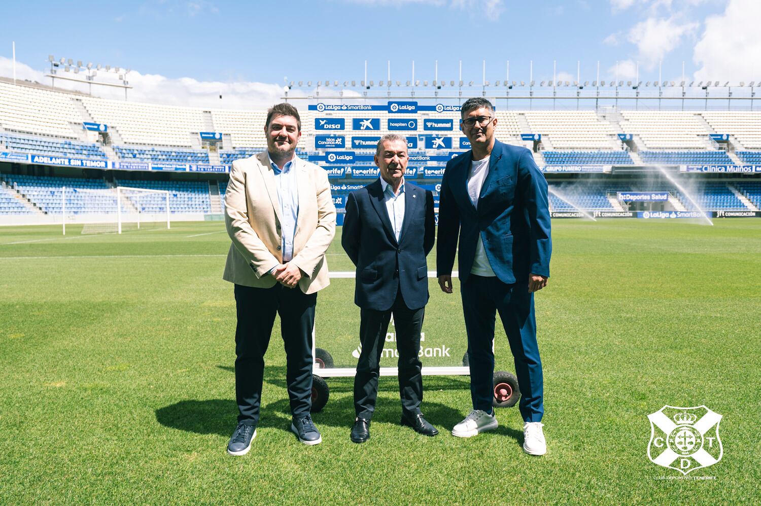 Paulino Rivero, flanqueado por los dos hombres fuertes de la parcela deportiva blanquiazul: Juan Guerrero (i) y Mauro Pérez (d).