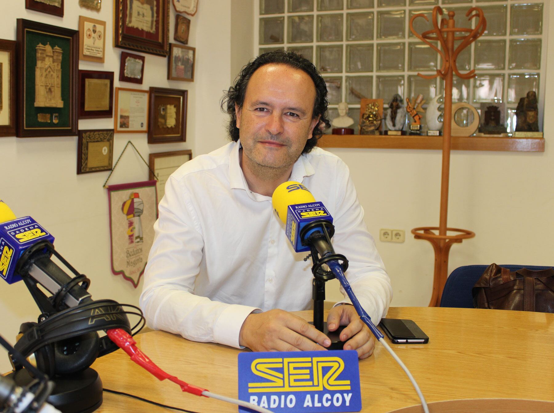 Màrius Ivorra, en el estudio central de Radio Alcoy