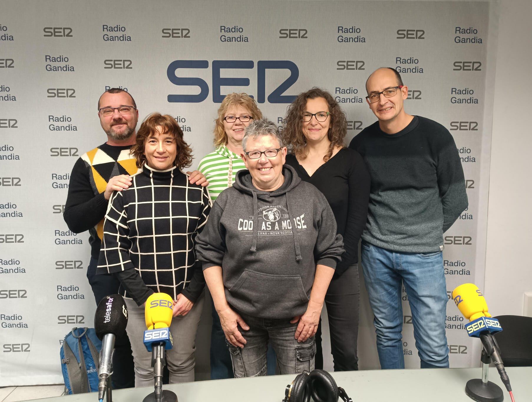 Miembros de la Asociación Cultural de Beniopa en los estudios de Radio Gandia SER.