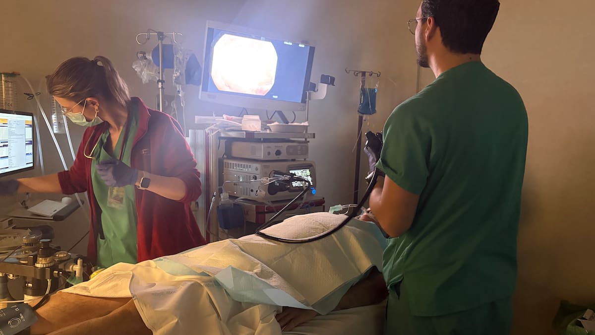 Raúl Honrubia, doctor Servicio de Digestivo del Hospital Infanta Sofía de San Sebastián de los Reyes explica las ventajas de las endoscopias avanzadas menos invasivas