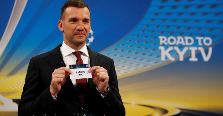 Andriy Shevchenko muestra el papel de la Roma en el sorteo de semifinales de la Champions.