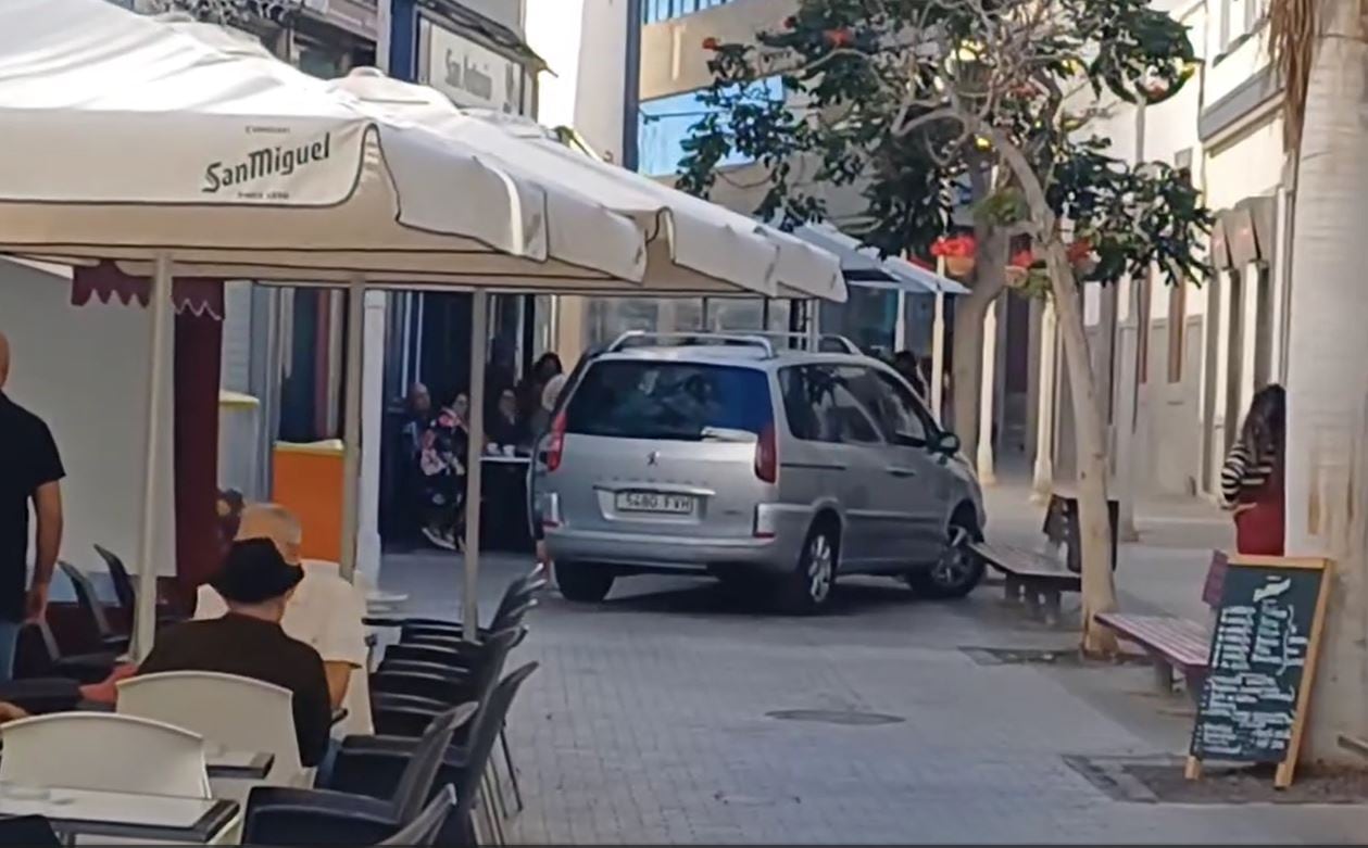 El vehículo tras invadir la zona peatonal de Arrecife, Lanzarote.