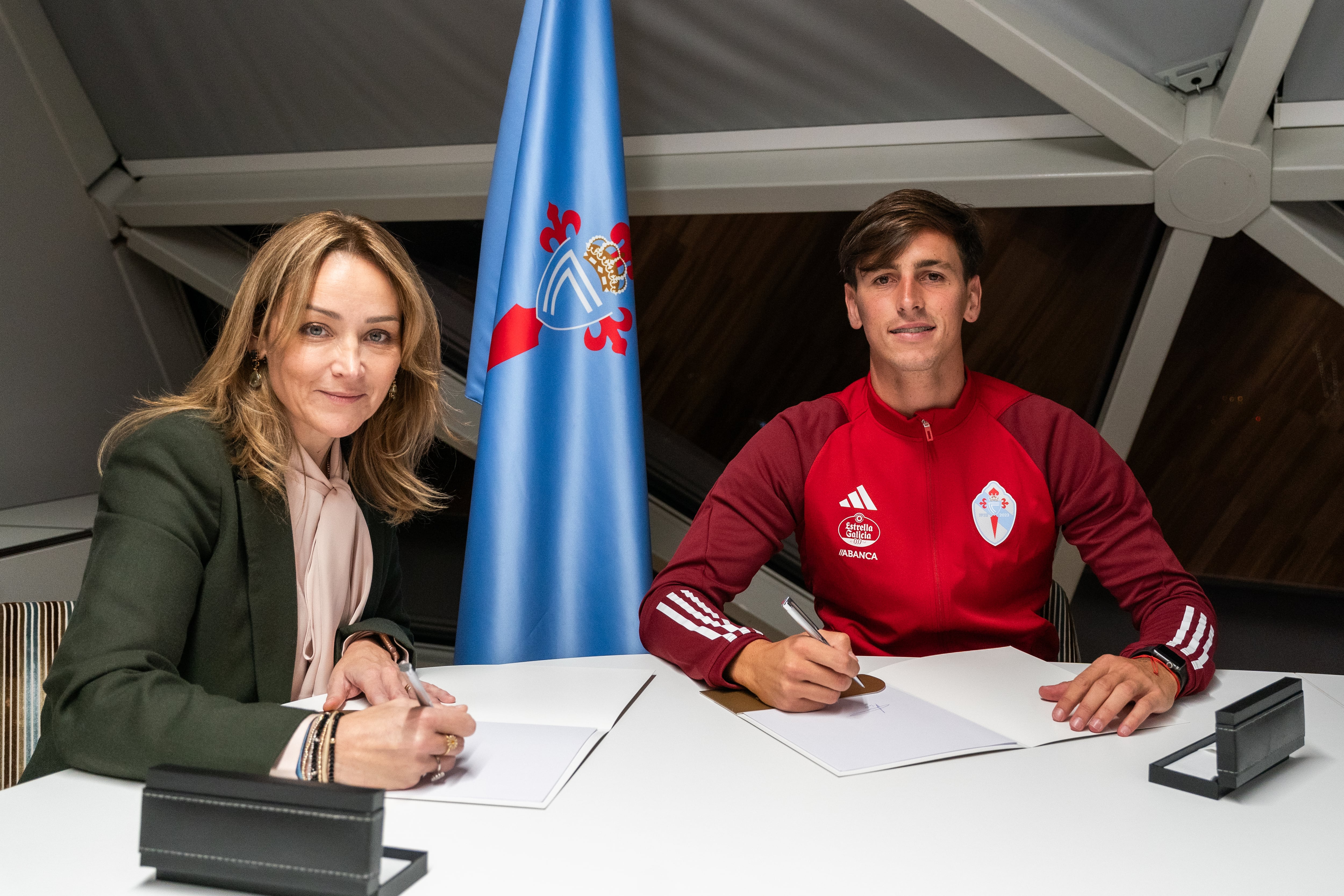 Tadeo Allenda firma su contrato junto a la presidenta del Celta, Marián Mouriño