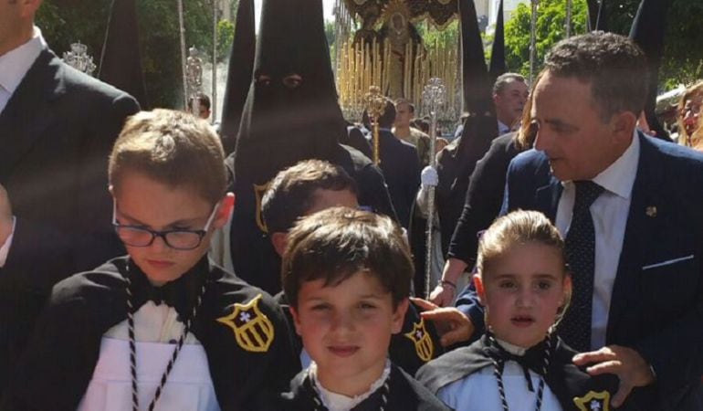 Monaguillos ante el paso de palio de la Virgen de los Dolores y Misericordia