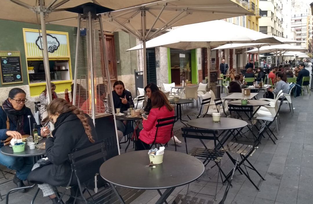 Terrazas de locales de hostelería en la calle Castaños