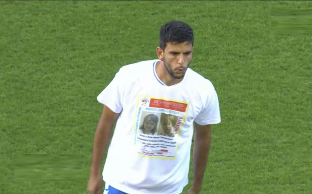 Javi Alonso, con la camiseta en la que aparecen las imágenes de las niñas desaparecidas.