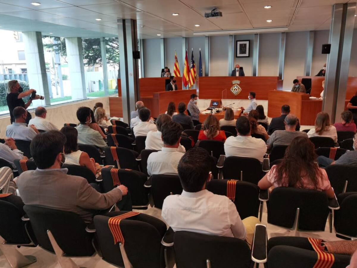 El Consell de Ibiza quiere limitar la entrada de toda clase de vehículos a la isla