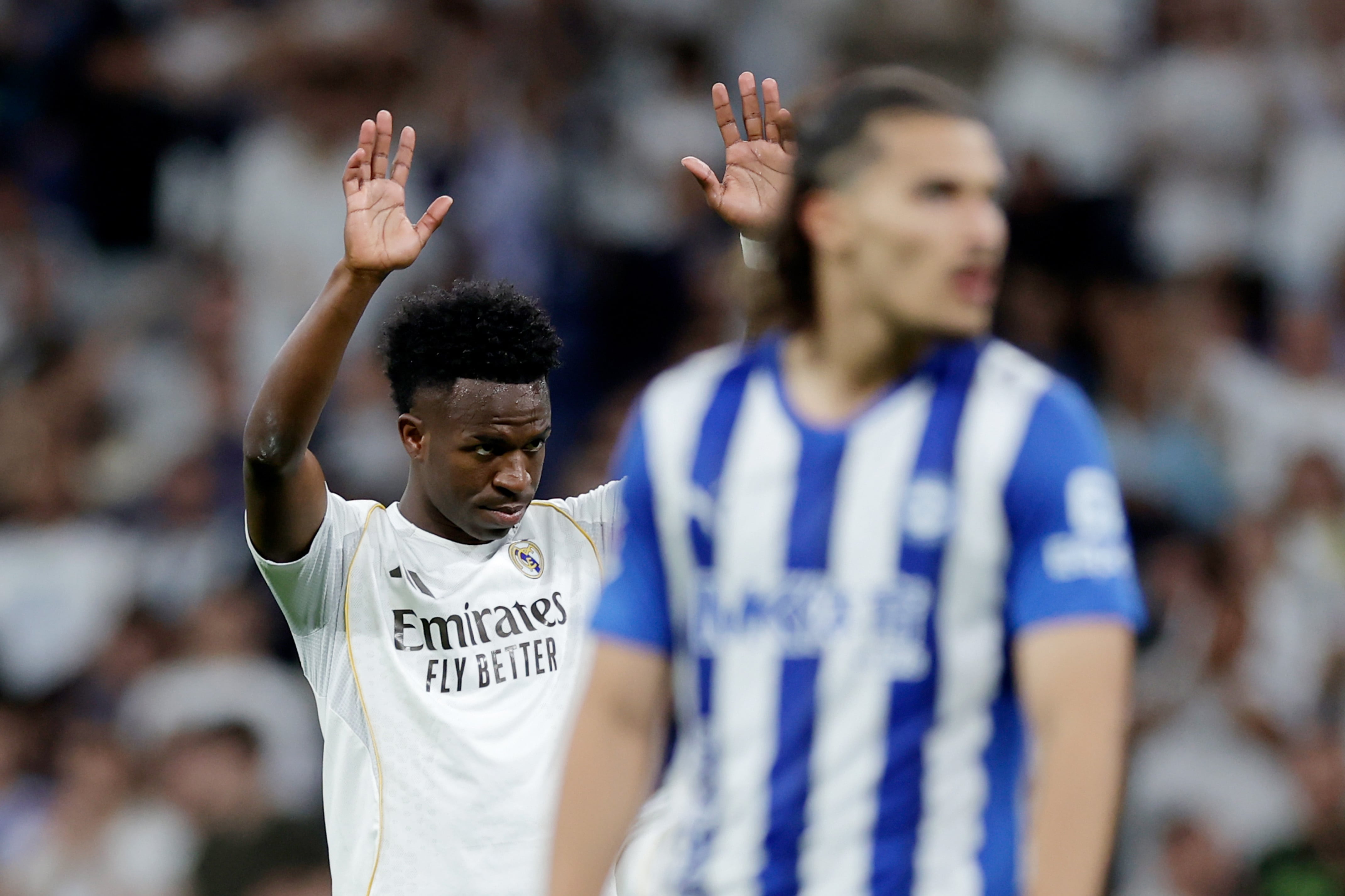Vinicius pide disculpas al Bernabéu tras hacer el 2-0 ante el Alavés