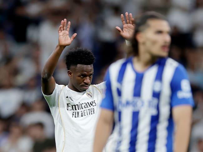 Vinicius pide disculpas al Bernabéu tras hacer el 2-0 ante el Alavés