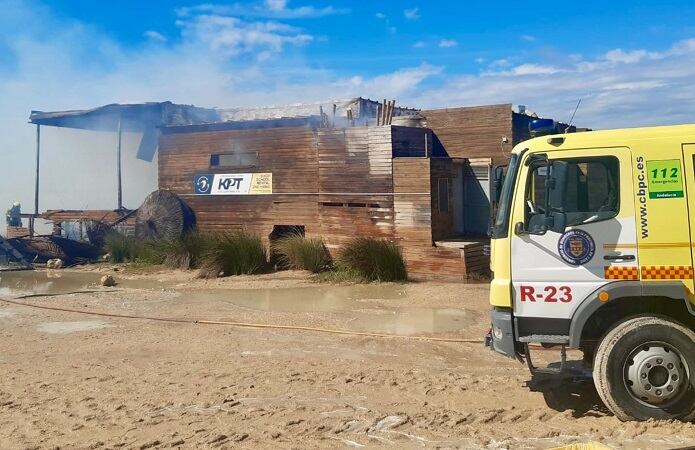 Trabajos de extinción del fuego en Tarifa