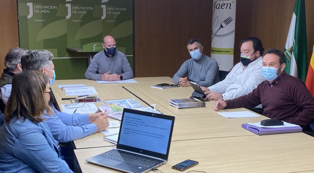 Reunión entre representantes de la Diputación Provincial de Jaén y del Instituto Geológico y Minero de España.