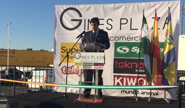 José Luis Pascual-Terrats se dirige a los presentes durante el acto de inauguración del nuevo parque comercial Gines Plaza