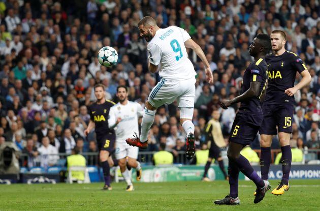 Benzema remata con la cabeza un balón en el partido de Champions ante el Tottenham