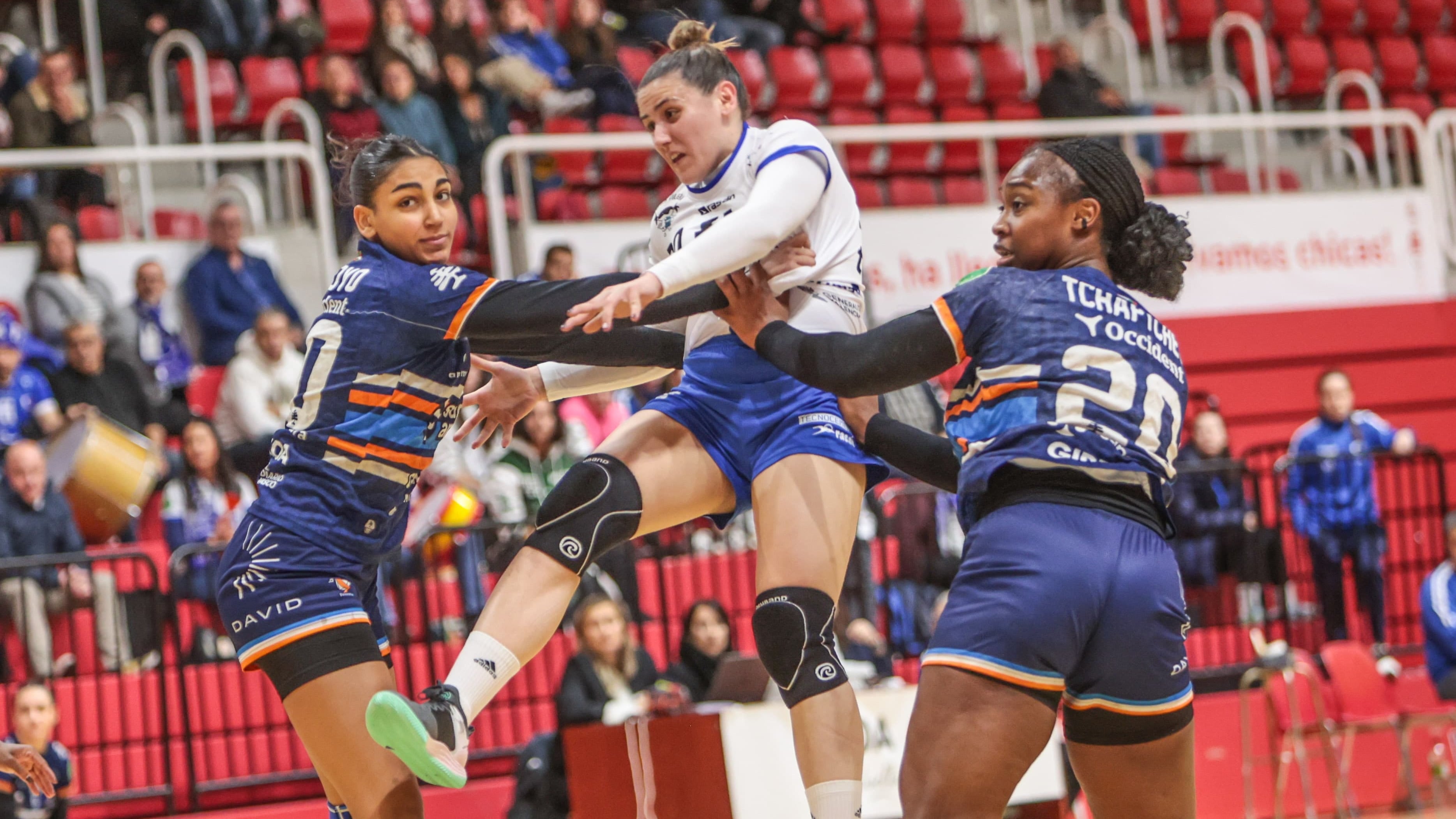 María Rodríguez lanza con la oposición de la defensa