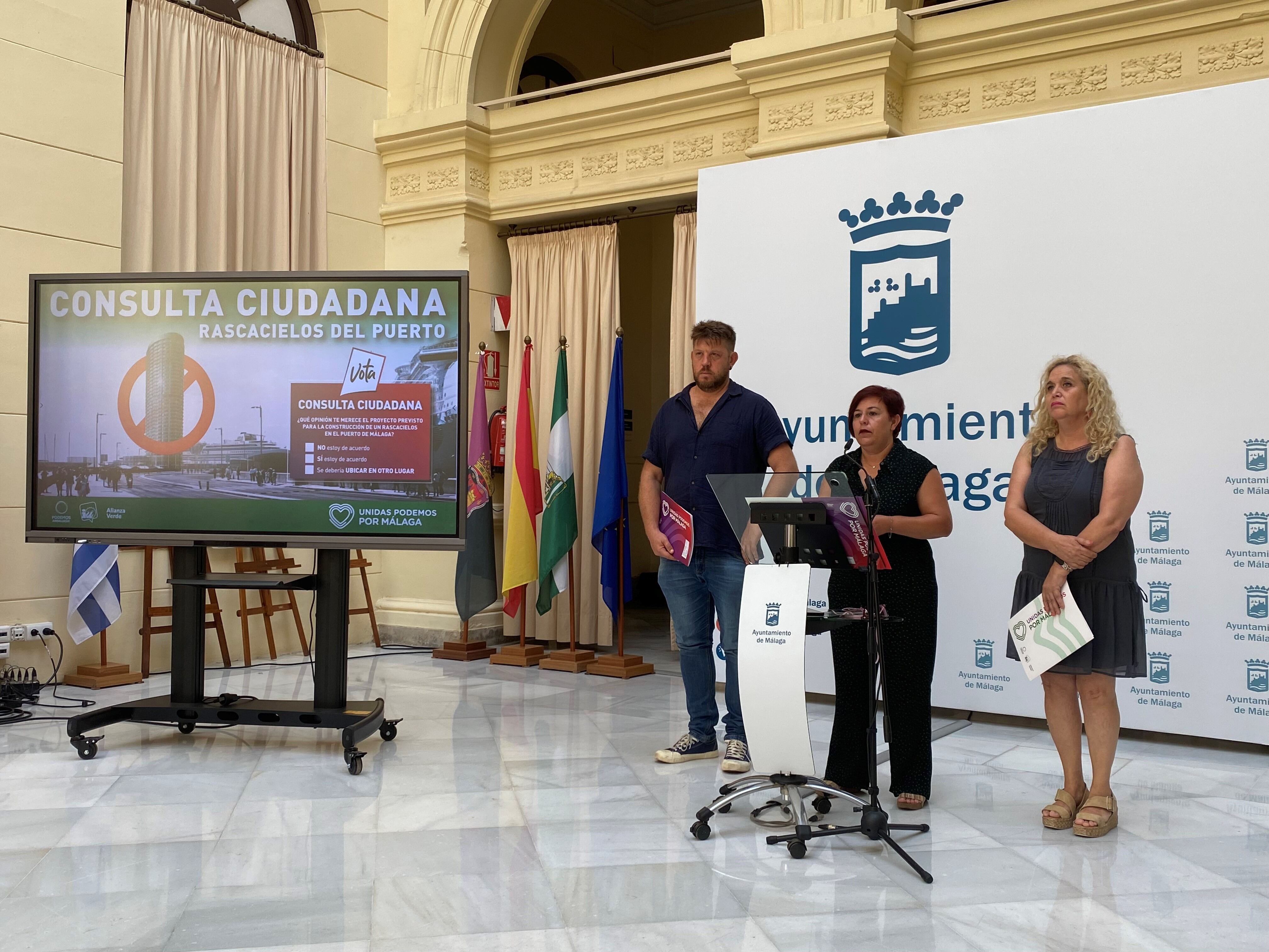 Nicolás Sguiglia (Podemos), Paqui Macias (Podemos) y Remedios Ramos (IU) en una foto de archivo en la comparecencia del grupo Unidas Podemos previa al pleno municipal del ayuntamiento de Málaga