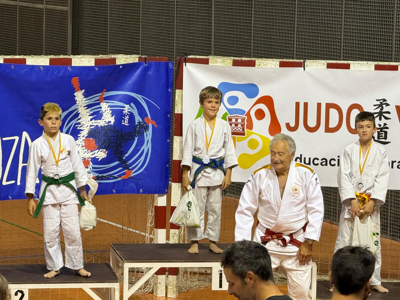 Podio  de Neizan Padilla con el maestro Angel Claveras en Villanueva de Gállego. Foto: CJ Binéfar