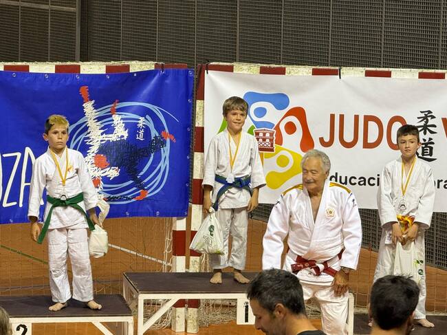 Podio de Neizan Padilla con el maestro Angel Claveras en Villanueva de Gállego. Foto: CJ Binéfar