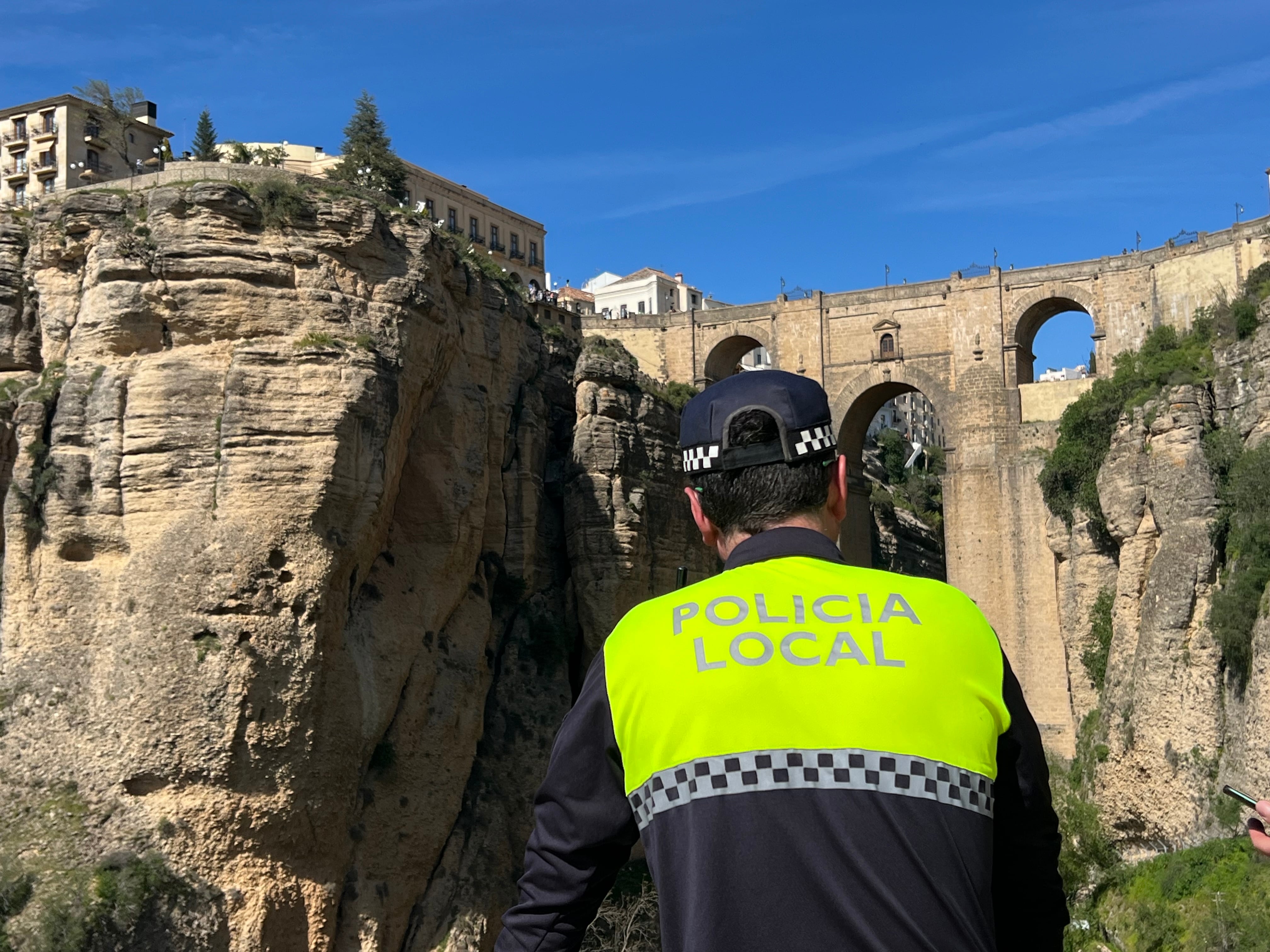 Un agente de la Policía Local en uno de los miradores del &#039;Desfiladero del Tajo&#039; con el Puente Nuevo de fondo