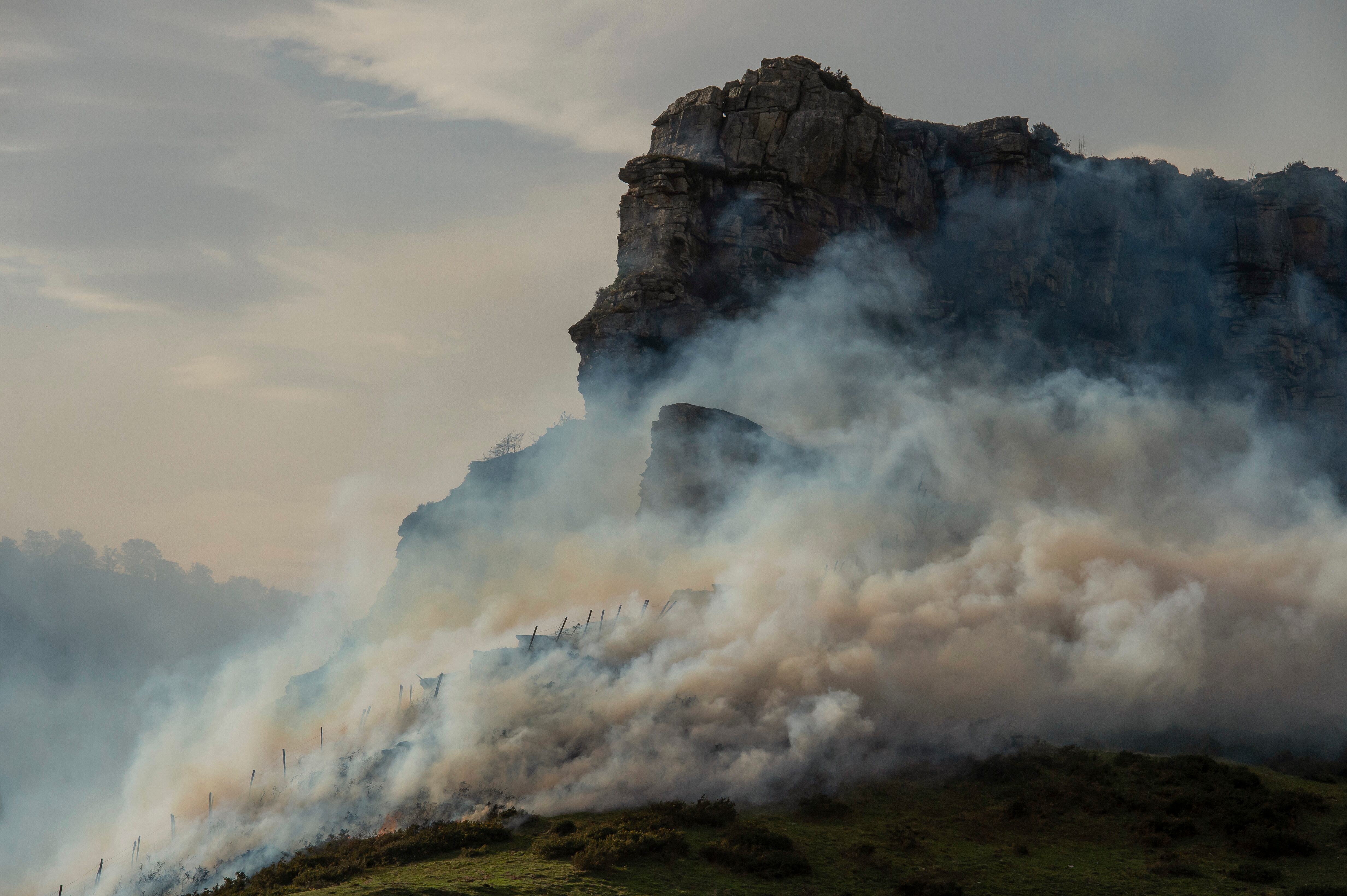 Vista del incendio forestal declarado en la localidad cántabra de Bárcena de Pie de Concha el año pasado. EFE/ Pedro Puente Hoyos