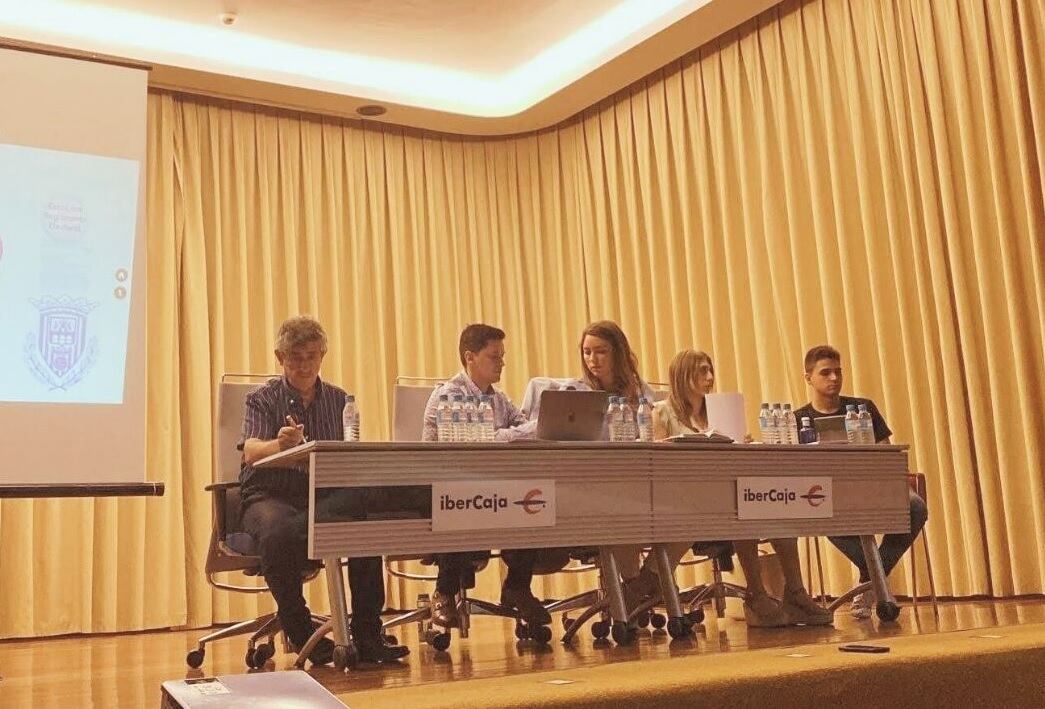 La presidenta Virginia Martínez (centro) durante una reciente asamblea del club