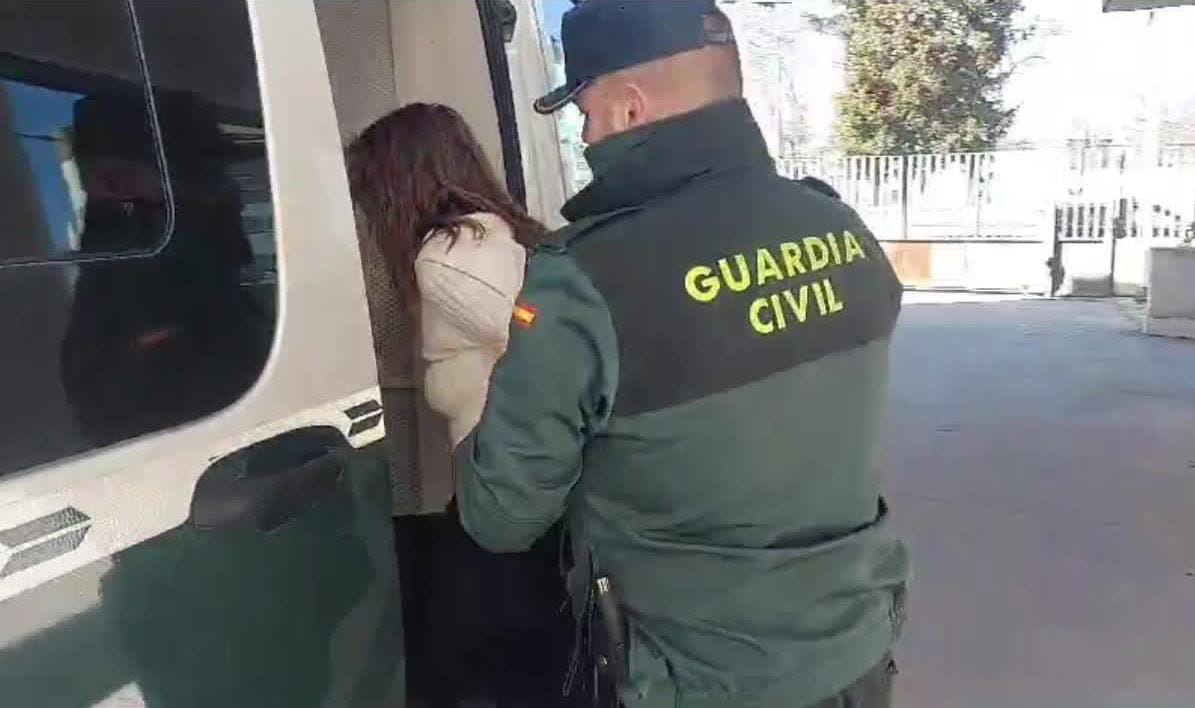 La Guardia Civil conduce a la detenida a un furgón.