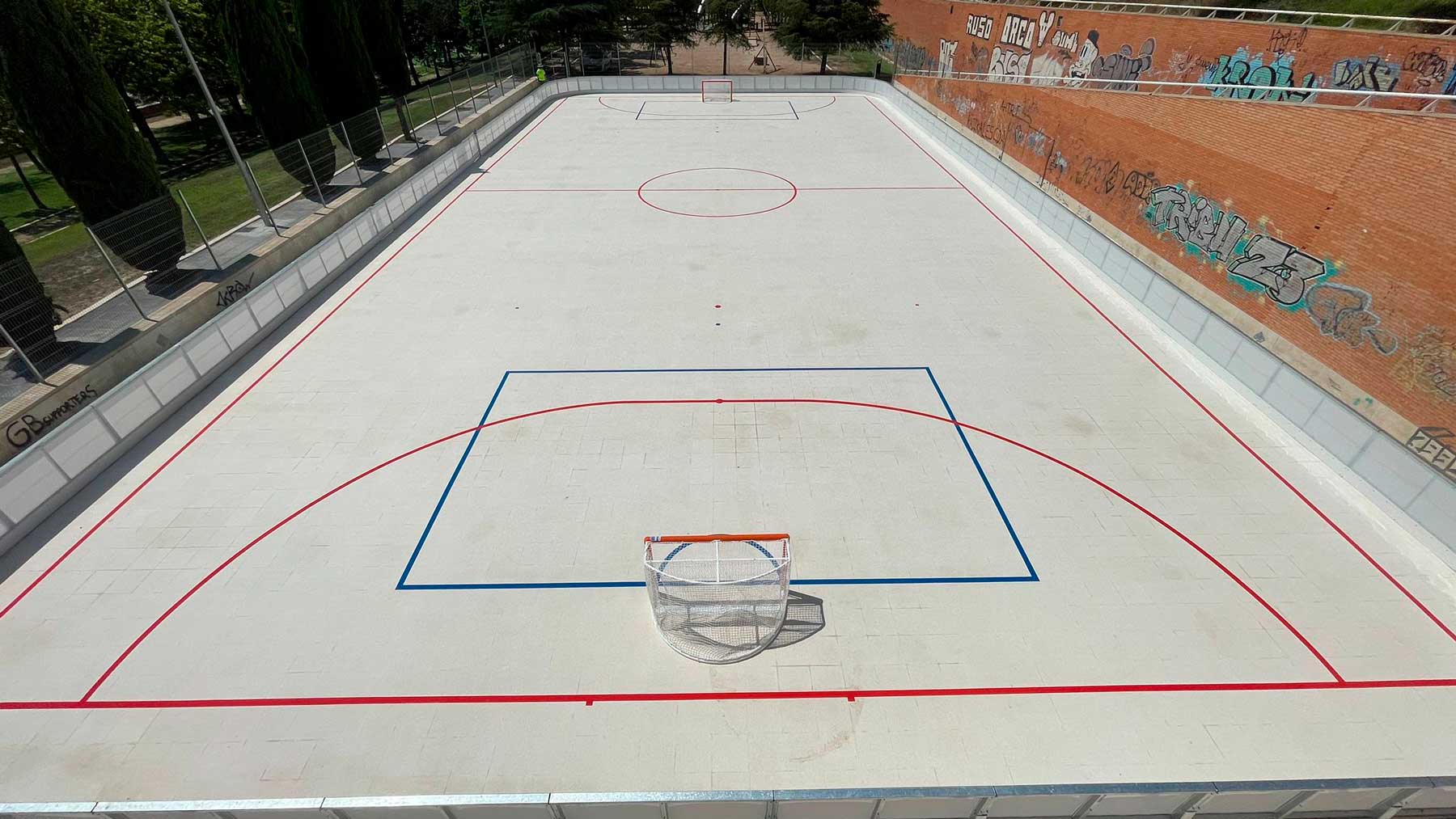Imagen de la pista recién remodelada perfecta para entrenar hockey y patinaje