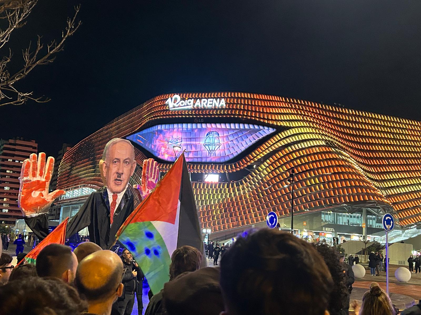 Protestas ante el Roig Arena contra Israel