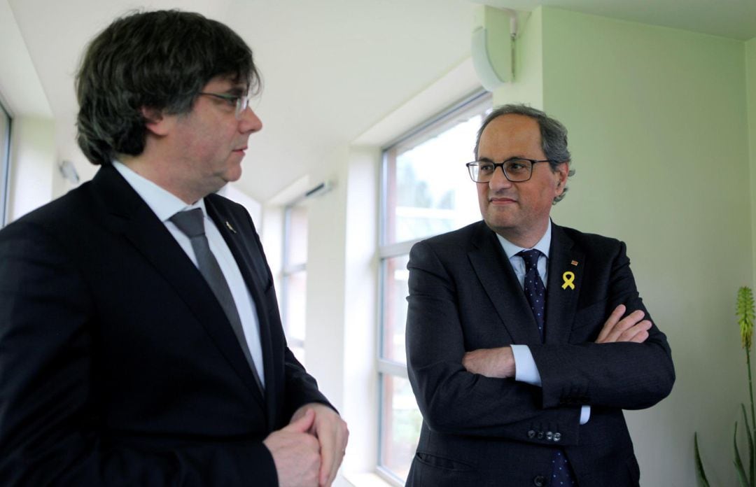 El presidente de la Generalitat, Quim Torra y el expresidente Carles Puigdemont conversan tras la reunión que han mantenido esta tarde en Waterloo.