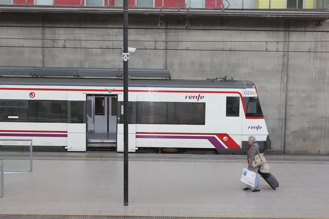 Tren de cercanías en la estación de Castellón