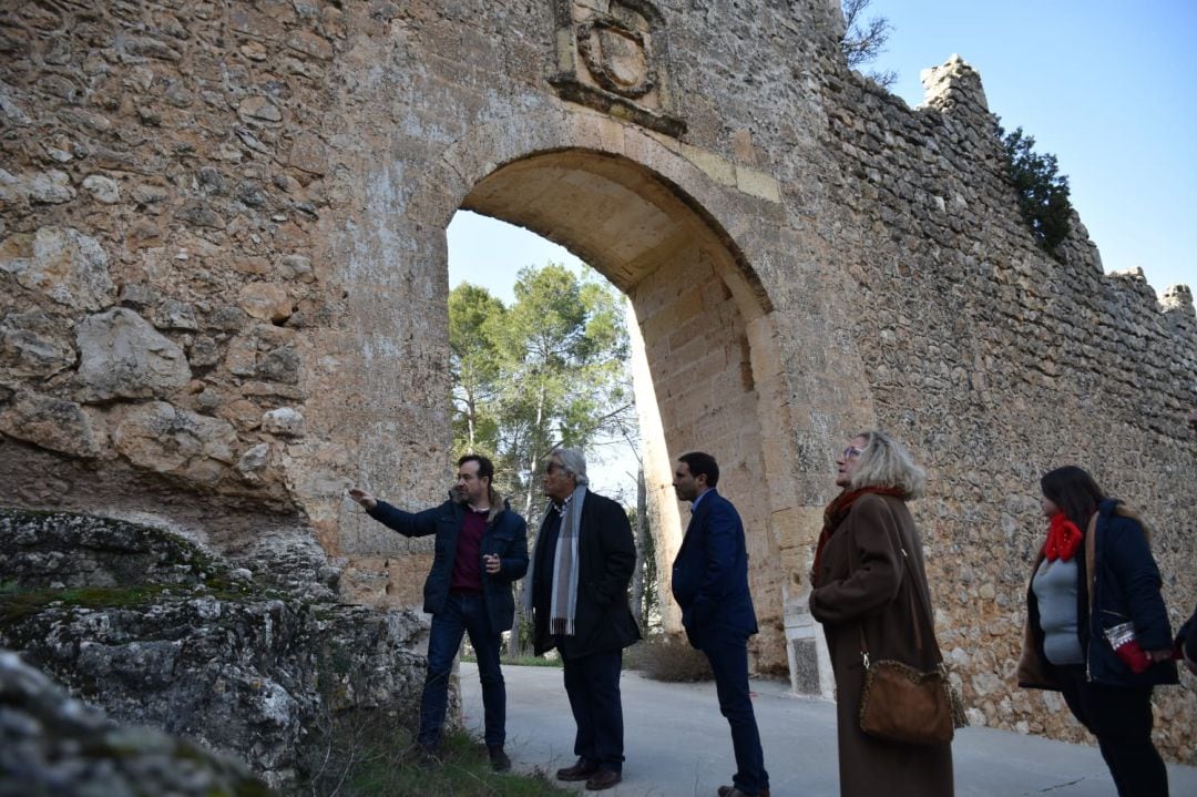 Álvaro Martínez Chana visita Alarcón junto a la alcaldesa y el diputado de Cultura Miguel Ángel Valero.