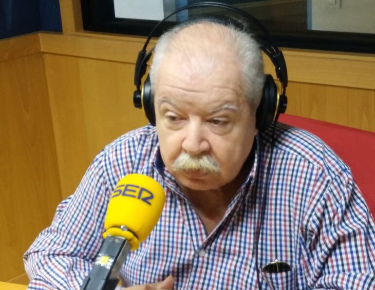 Julio Pardo en los estudios de Radio Cádiz