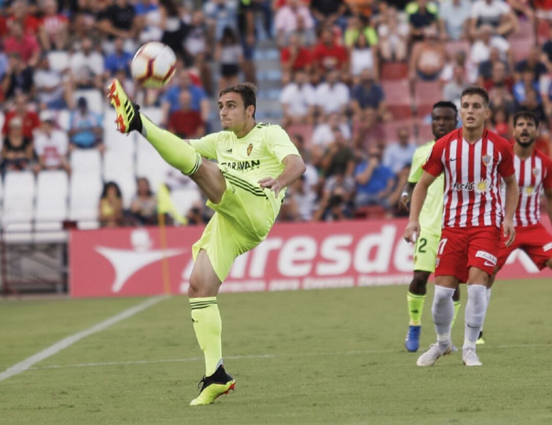 Lausre despeja un balón en el último partido jugado en Almería